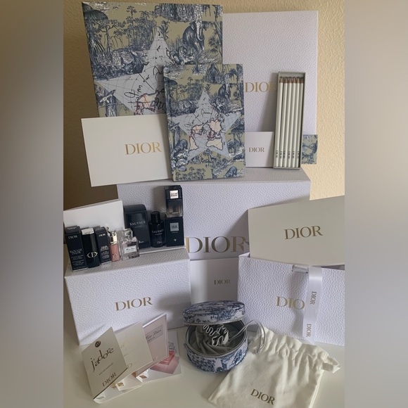 𝐏𝐑𝐈𝐂𝐄 𝐅𝐈𝐑𝐌 🎀 Dior stationary and beauty set